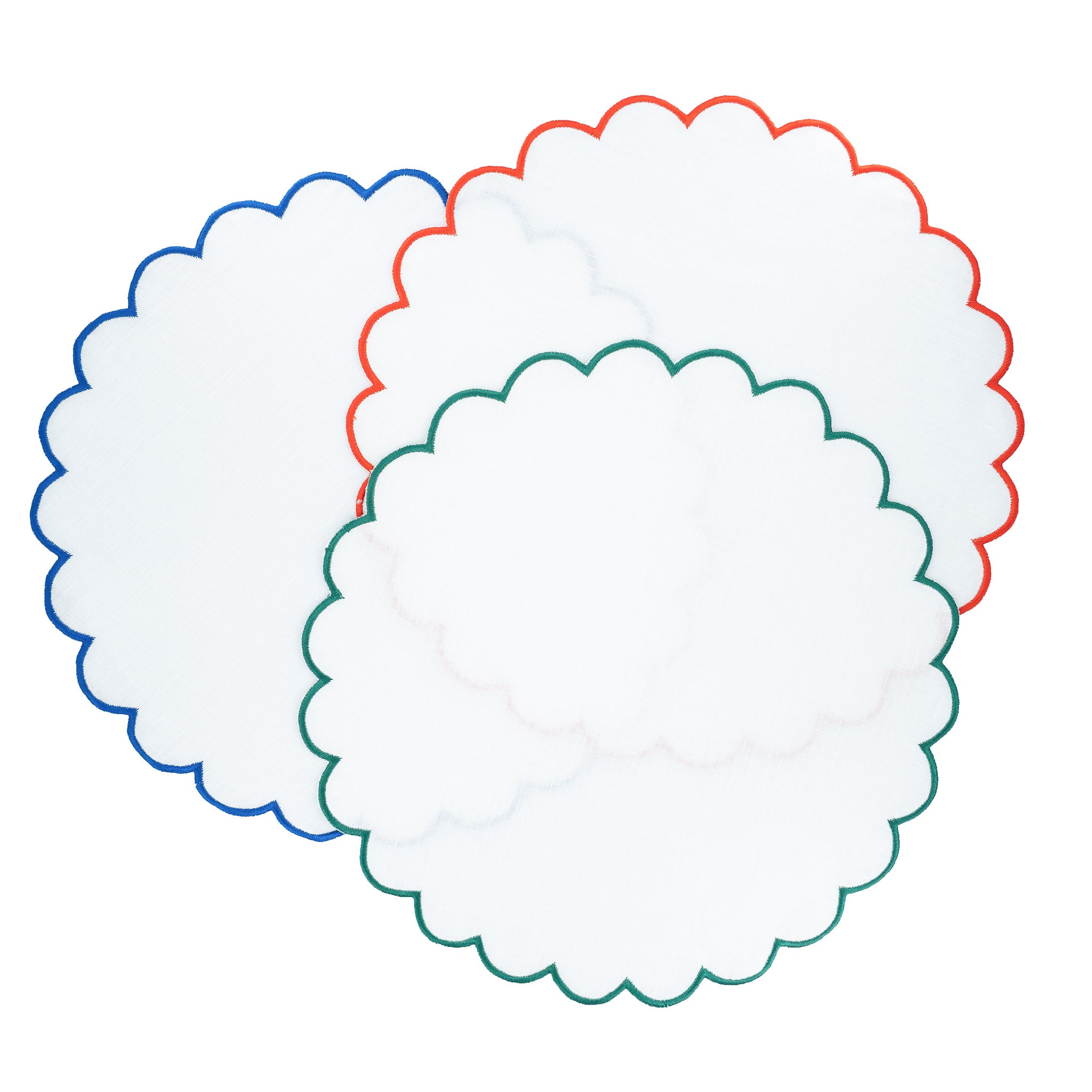 Chouchou Touch handmade linen placemats with scalloped edges, ideal for enhancing special occasions and everyday meals.