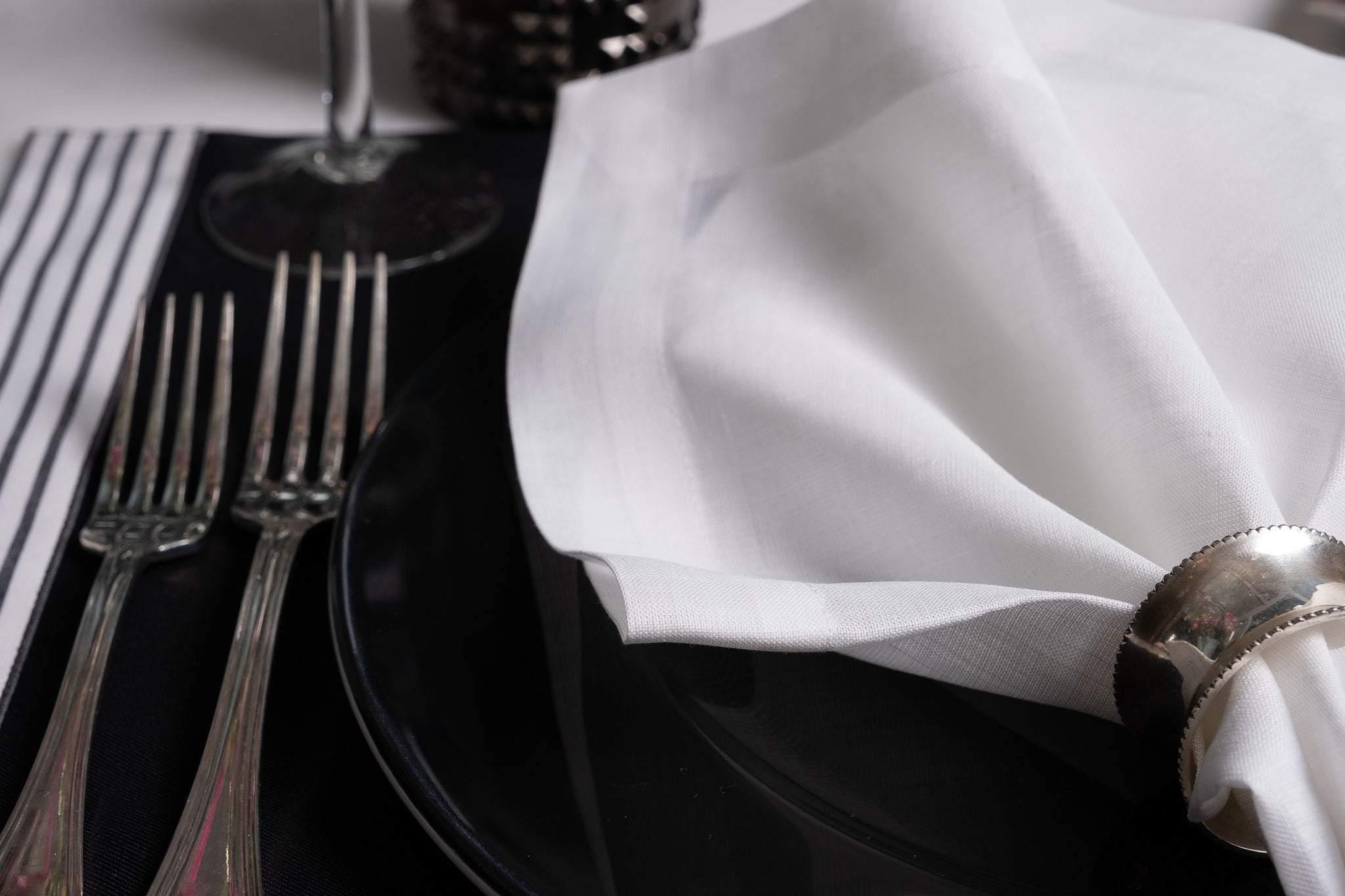 Chouchou Touch black placemats with side stripes, set of 4, featuring a smooth texture and premium construction for a stylish and functional tabletop.