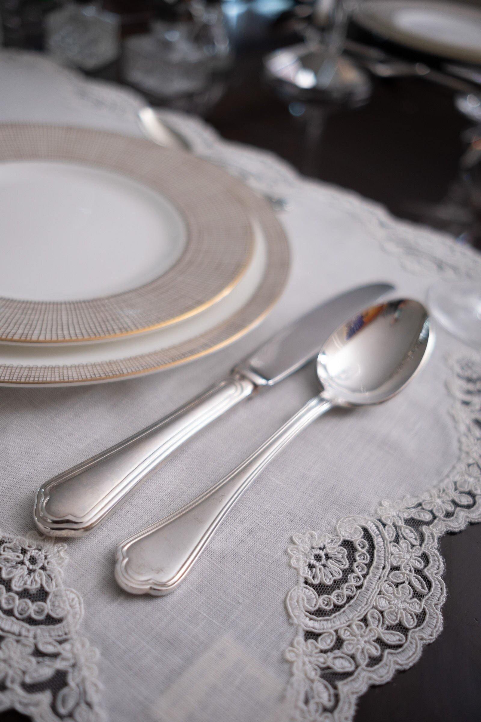 Chouchou Touch white linen placemats with lace borders, designed for both beauty and practicality, made with 100% high-quality linen.