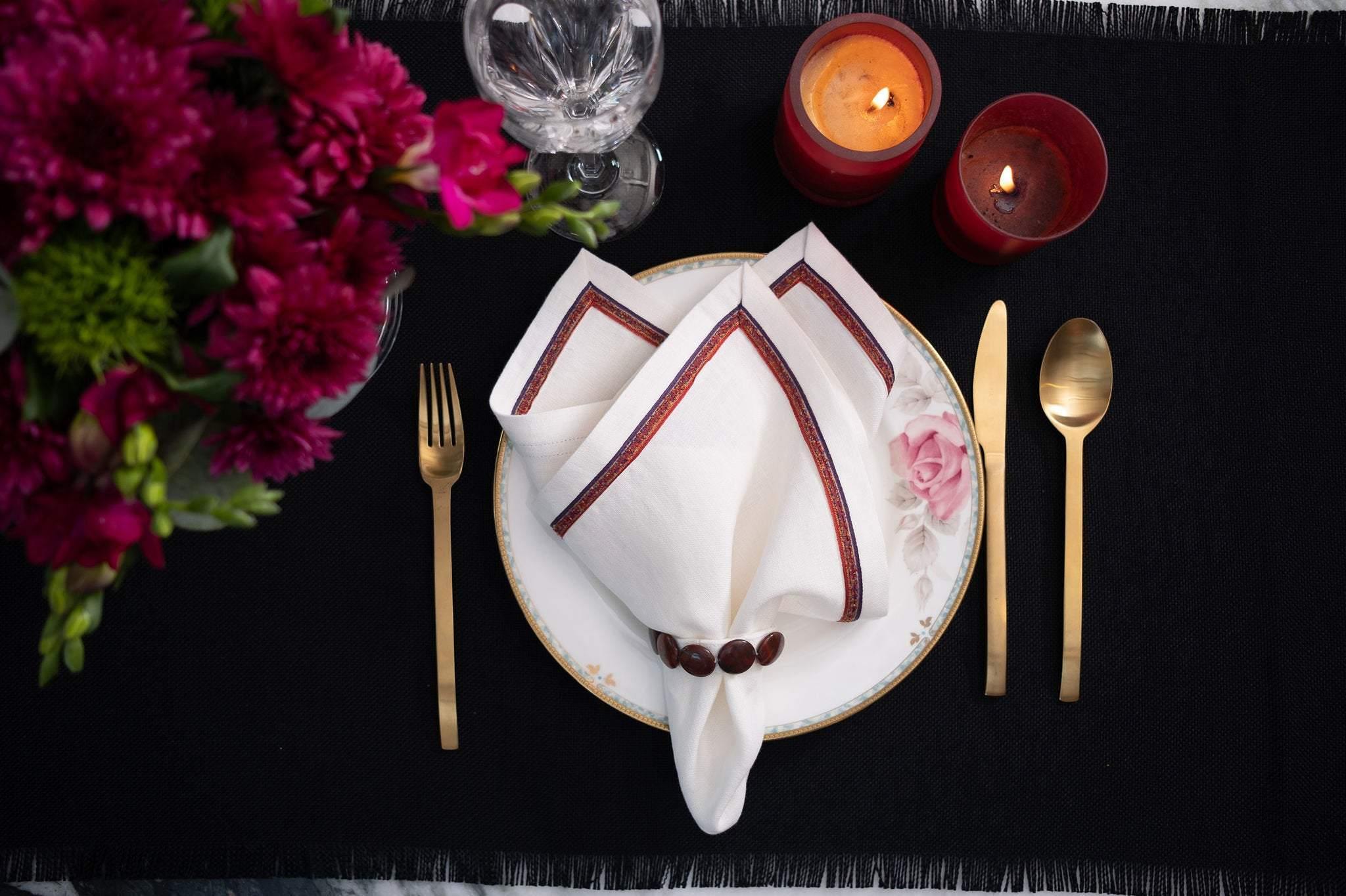 ChouChou Touch black placemats with fringes, made from cotton and polyester, ideal for adding sophistication and charm to your tabletop.