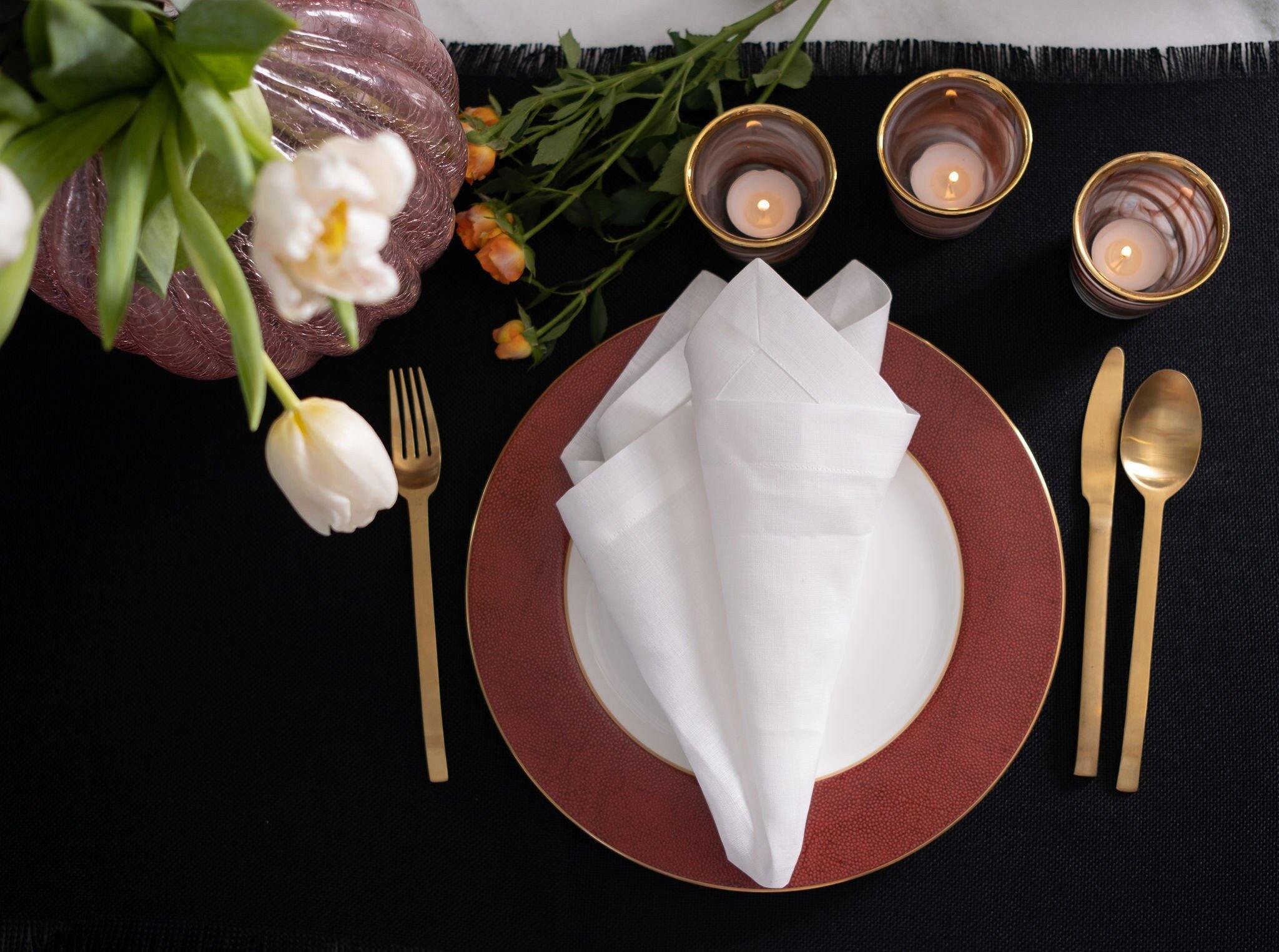 ChouChou Touch black placemats with fringes, crafted from cotton and polyester, perfect for enhancing your table with texture and style.