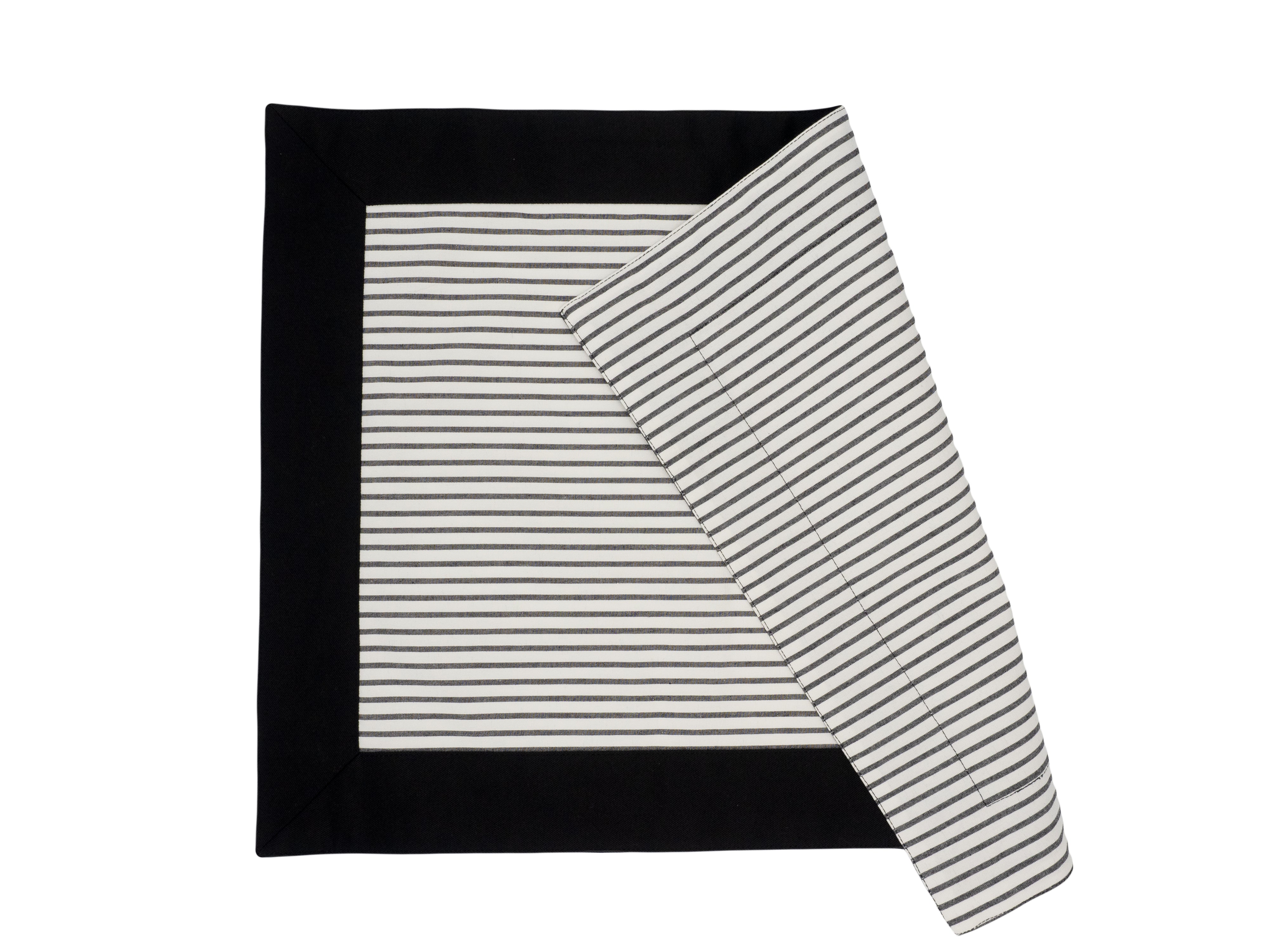 Set of 4 black placemats with stripes and anti-wrinkle properties, perfect for both formal dinners and casual family gatherings.