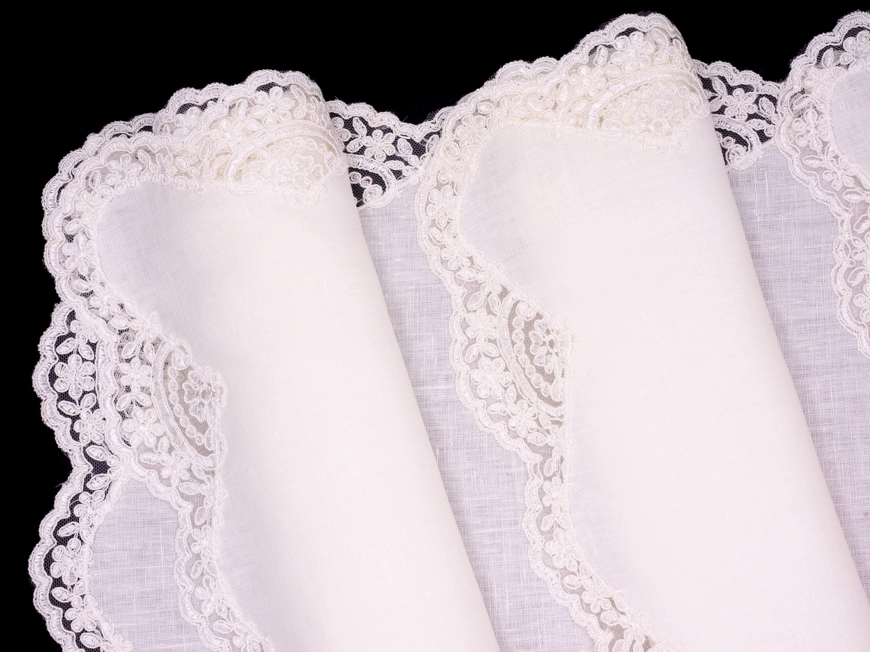 Chouchou Touch handmade white linen placemats with lace, set of 4, crafted to bring sophistication to your dinner parties.